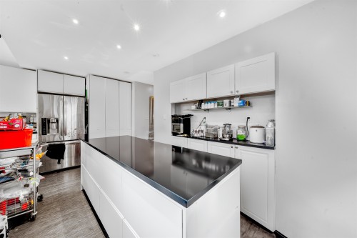 2595 Whatcom Place, Abbotsford, BC - Indoor Photo Showing Kitchen