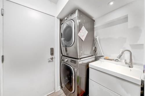2595 Whatcom Place, Abbotsford, BC - Indoor Photo Showing Laundry Room