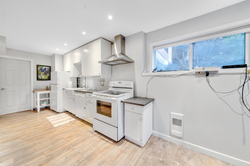 2595 Whatcom Place, Abbotsford, BC - Indoor Photo Showing Kitchen