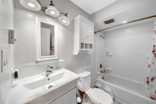 2595 Whatcom Place, Abbotsford, BC - Indoor Photo Showing Bathroom