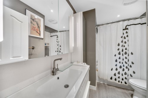 2595 Whatcom Place, Abbotsford, BC - Indoor Photo Showing Bathroom