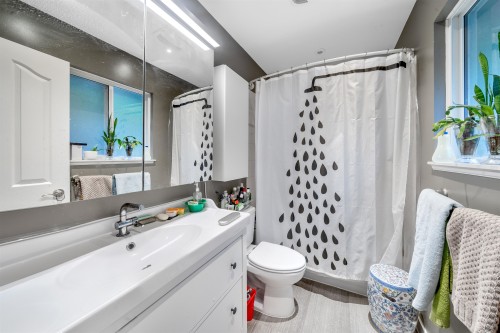 2595 Whatcom Place, Abbotsford, BC - Indoor Photo Showing Bathroom