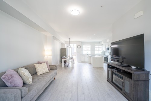 68-20180 84 Avenue, Langley, BC - Indoor Photo Showing Living Room