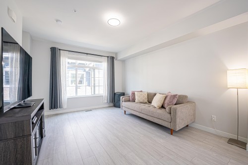 68-20180 84 Avenue, Langley, BC - Indoor Photo Showing Living Room