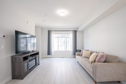 68-20180 84 Avenue, Langley, BC - Indoor Photo Showing Living Room