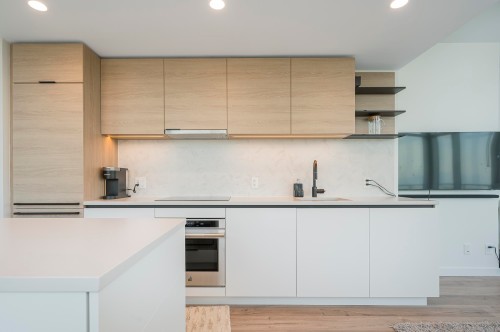 3801-10448 University Drive, Surrey, BC - Indoor Photo Showing Kitchen