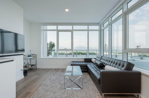 3801-10448 University Drive, Surrey, BC - Indoor Photo Showing Living Room