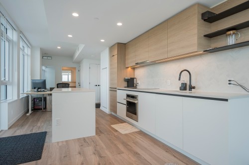 3801-10448 University Drive, Surrey, BC - Indoor Photo Showing Kitchen With Upgraded Kitchen
