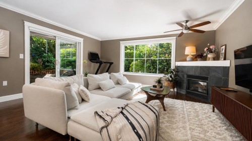 109-33599 2 Avenue, Mission, BC - Indoor Photo Showing Living Room With Fireplace