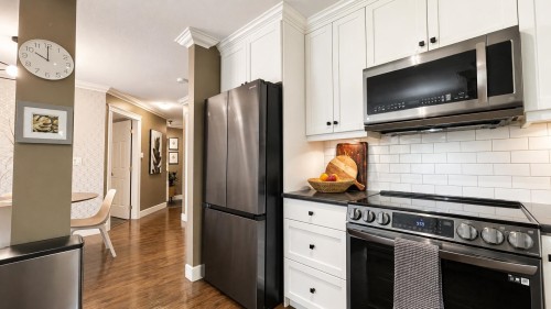 109-33599 2 Avenue, Mission, BC - Indoor Photo Showing Kitchen