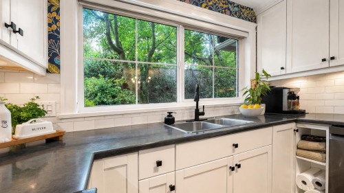 109-33599 2 Avenue, Mission, BC - Indoor Photo Showing Kitchen With Double Sink