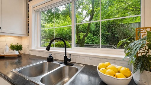 109-33599 2 Avenue, Mission, BC - Indoor Photo Showing Kitchen With Double Sink