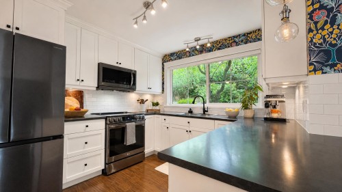 109-33599 2 Avenue, Mission, BC - Indoor Photo Showing Kitchen With Upgraded Kitchen