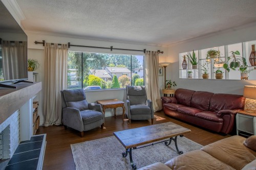 11307 83 Avenue, Delta, BC - Indoor Photo Showing Living Room