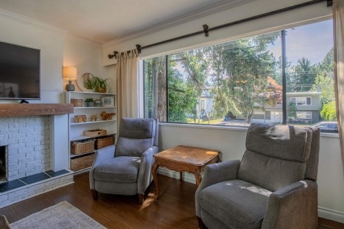 11307 83 Avenue, Delta, BC - Indoor Photo Showing Living Room