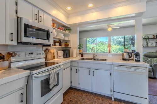 11307 83 Avenue, Delta, BC - Indoor Photo Showing Kitchen With Double Sink