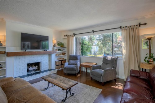 11307 83 Avenue, Delta, BC - Indoor Photo Showing Living Room With Fireplace
