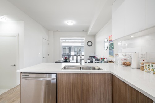 23-11556 72A Avenue, Delta, BC - Indoor Photo Showing Kitchen With Double Sink