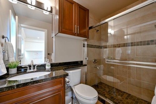 9709 Crown Crescent, Surrey, BC - Indoor Photo Showing Bathroom
