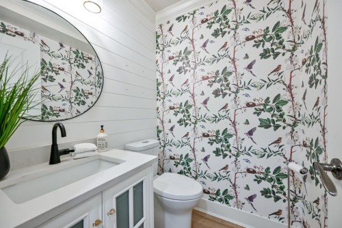 9709 Crown Crescent, Surrey, BC - Indoor Photo Showing Bathroom
