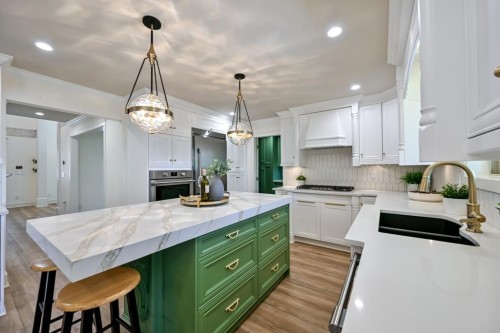 9709 Crown Crescent, Surrey, BC - Indoor Photo Showing Kitchen With Double Sink With Upgraded Kitchen