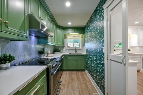 9709 Crown Crescent, Surrey, BC - Indoor Photo Showing Kitchen