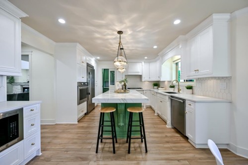 9709 Crown Crescent, Surrey, BC - Indoor Photo Showing Kitchen With Upgraded Kitchen