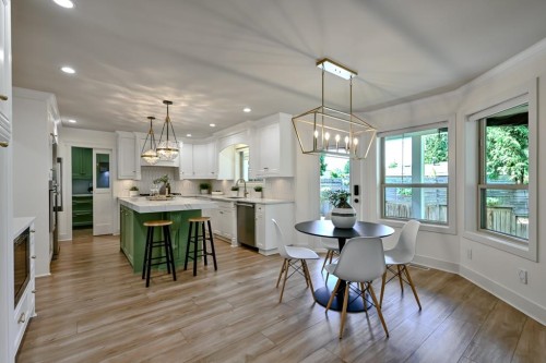 9709 Crown Crescent, Surrey, BC - Indoor Photo Showing Dining Room