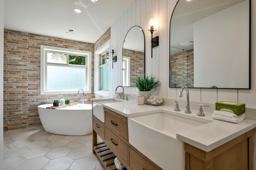 9709 Crown Crescent, Surrey, BC - Indoor Photo Showing Bathroom