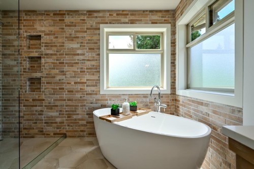 9709 Crown Crescent, Surrey, BC - Indoor Photo Showing Bathroom