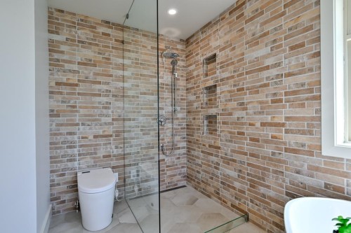 9709 Crown Crescent, Surrey, BC - Indoor Photo Showing Bathroom