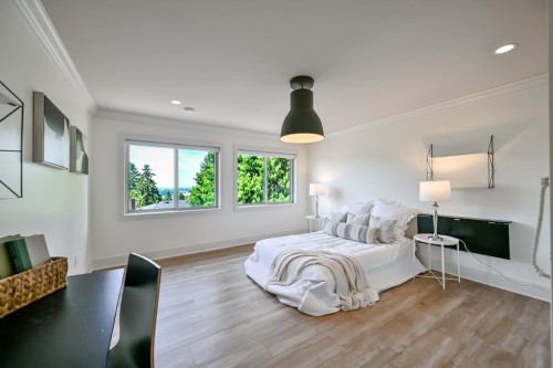 9709 Crown Crescent, Surrey, BC - Indoor Photo Showing Bedroom