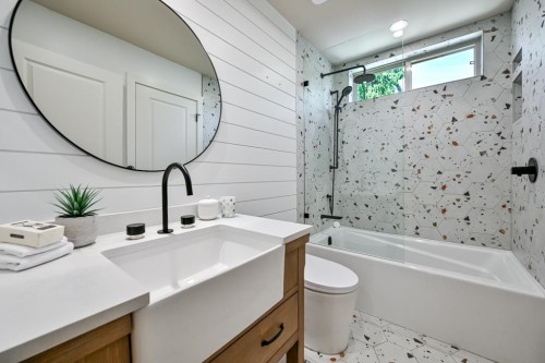 9709 Crown Crescent, Surrey, BC - Indoor Photo Showing Bathroom