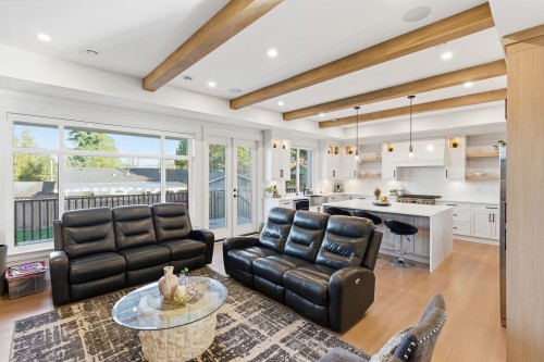 23741 Old Yale Road, Langley, BC - Indoor Photo Showing Living Room