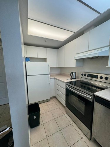 404-10899 University Drive, Surrey, BC - Indoor Photo Showing Kitchen