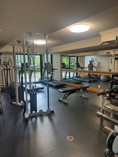 404-10899 University Drive, Surrey, BC - Indoor Photo Showing Gym Room