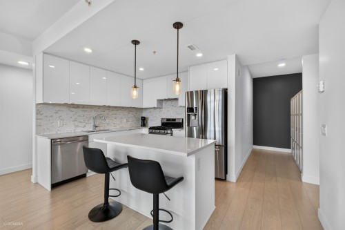 402-19945 Brydon Crescent, Langley, BC - Indoor Photo Showing Kitchen With Stainless Steel Kitchen With Upgraded Kitchen
