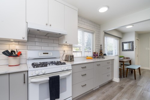 15669 20 Avenue, Surrey, BC - Indoor Photo Showing Kitchen