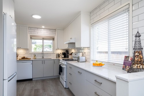 15669 20 Avenue, Surrey, BC - Indoor Photo Showing Kitchen