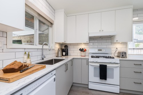 15669 20 Avenue, Surrey, BC - Indoor Photo Showing Kitchen