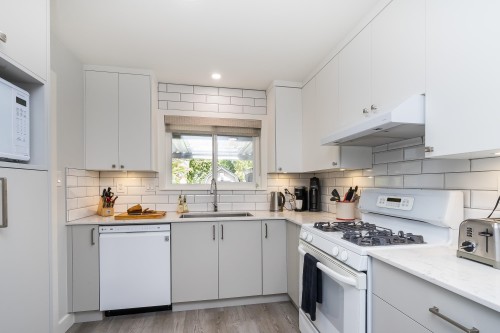 15669 20 Avenue, Surrey, BC - Indoor Photo Showing Kitchen