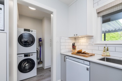 15669 20 Avenue, Surrey, BC - Indoor Photo Showing Laundry Room