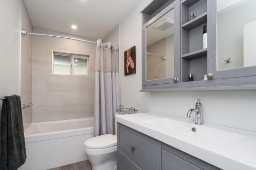 15669 20 Avenue, Surrey, BC - Indoor Photo Showing Bathroom