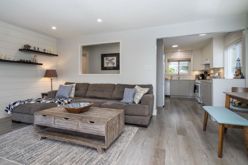 15669 20 Avenue, Surrey, BC - Indoor Photo Showing Living Room
