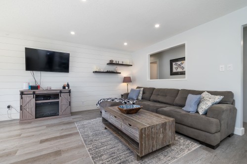 15669 20 Avenue, Surrey, BC - Indoor Photo Showing Living Room