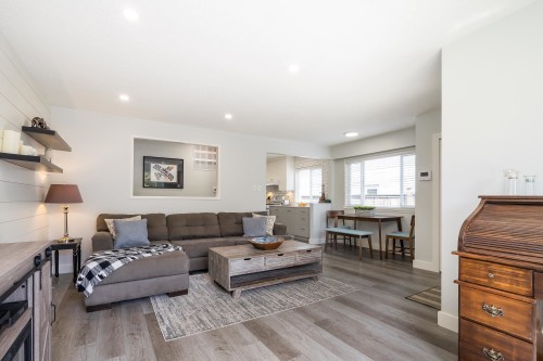 15669 20 Avenue, Surrey, BC - Indoor Photo Showing Living Room