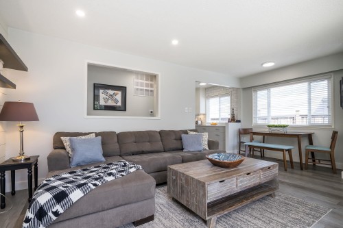 15669 20 Avenue, Surrey, BC - Indoor Photo Showing Living Room