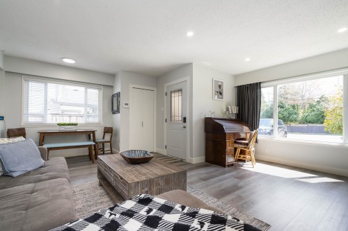 15669 20 Avenue, Surrey, BC - Indoor Photo Showing Living Room