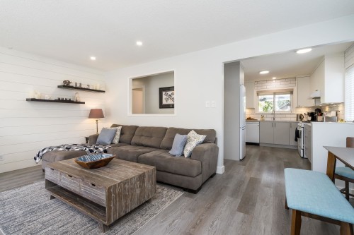 15669 20 Avenue, Surrey, BC - Indoor Photo Showing Living Room