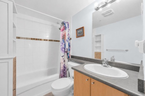 112-14877 100 Avenue, Surrey, BC - Indoor Photo Showing Bathroom